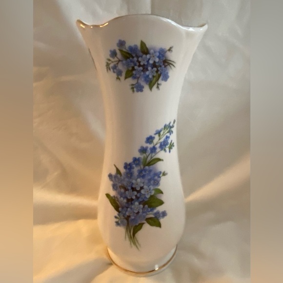 Elegant Vintage Sheltonian Porcelain Vase, Adorned w/Tiny Forget-Me-Knot Flowers - Picture 1 of 11